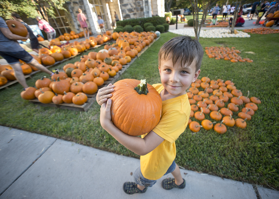 FUMC Pumpkins Delivered